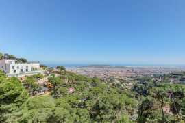 Дом на большом участке с панорамным видом на Барселону и море в Испании, Барселона и пригороды. Цена  в Барселона ()