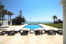 Красивый дом на первой линии на побережье Коста-дель-Соль в Испании, Коста-дель-Соль. Цена  в Эстепона ()