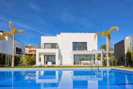 Новый белоснежный дом на побережье Коста-дель-Соль в Испании, Коста-дель-Соль. Цена  в Марбелья ()