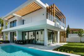 Элегантный комплекс из 18 современных домов на элитном побережье Коста-дель-Соль в Испании, Коста-дель-Соль. Цена  в Эстепона ()