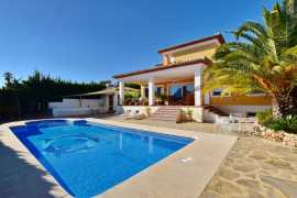 Красивый семейный дом в Испании на севере побережья Коста-Бланка в Кальпе в Испании, Коста-Бланка. Цена  в Кальпе ()